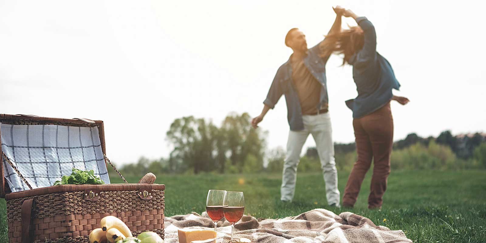 couple that read about unique anniversary ideas