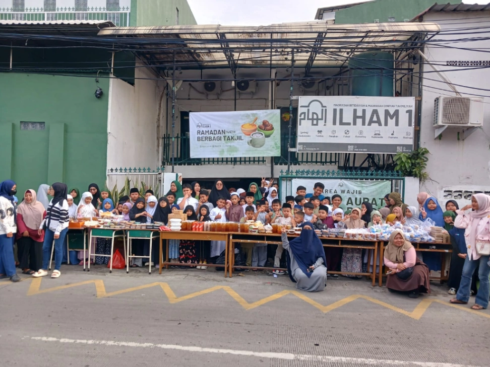 Berbagi Takjil, Menebar Kebaikan di Bulan Ramadhan