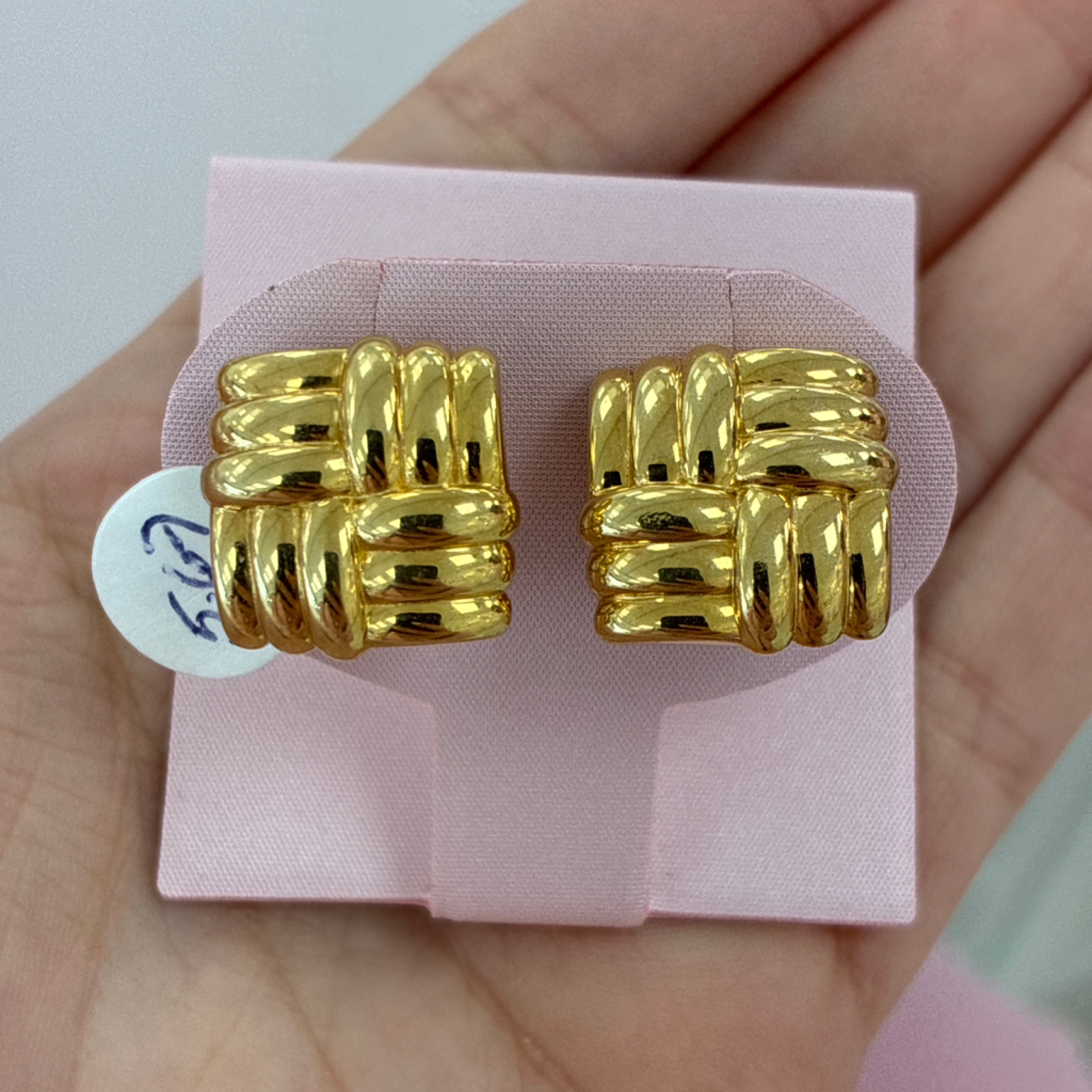 Square earrings with omega closure 14KT