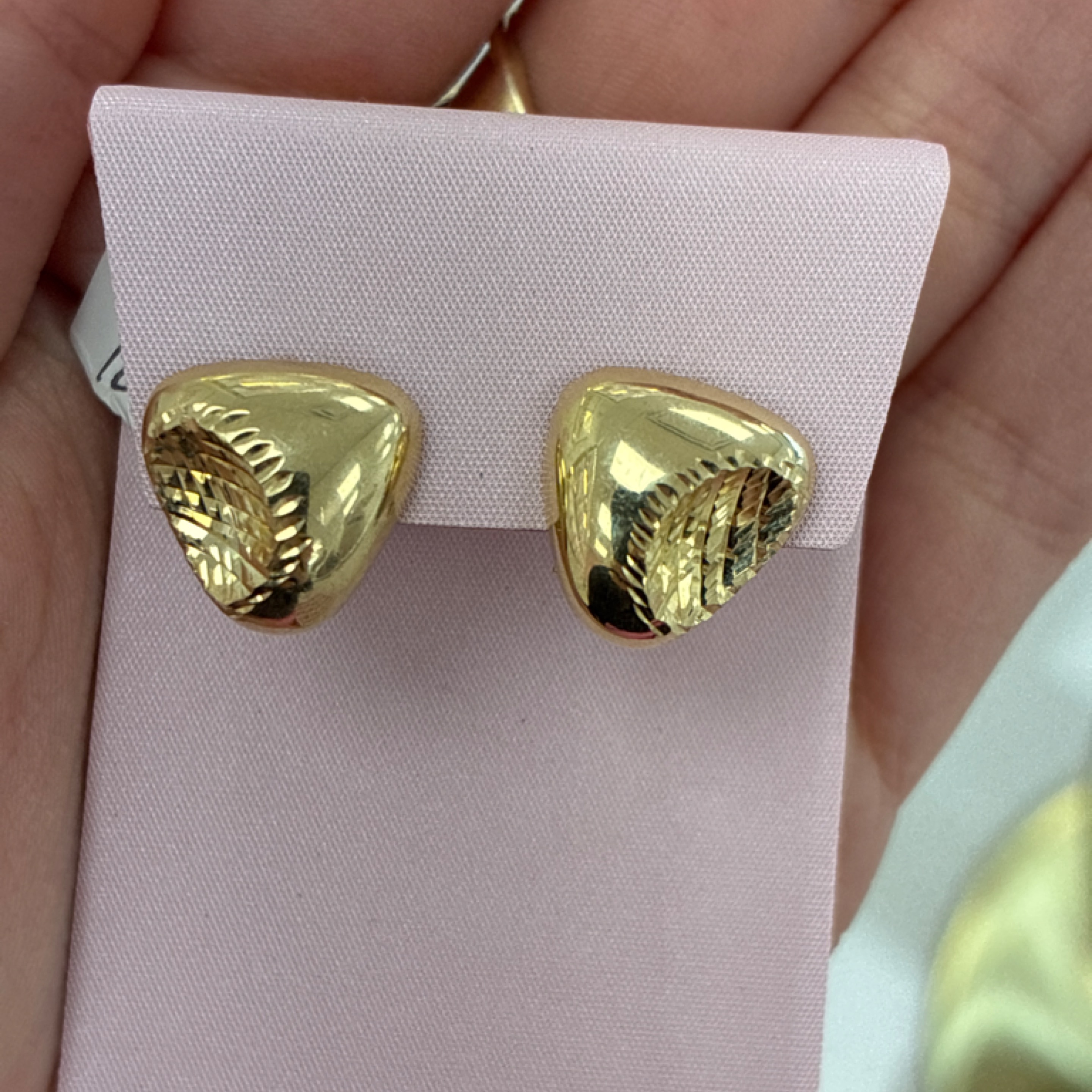 Omega triangular closure earrings 10KT