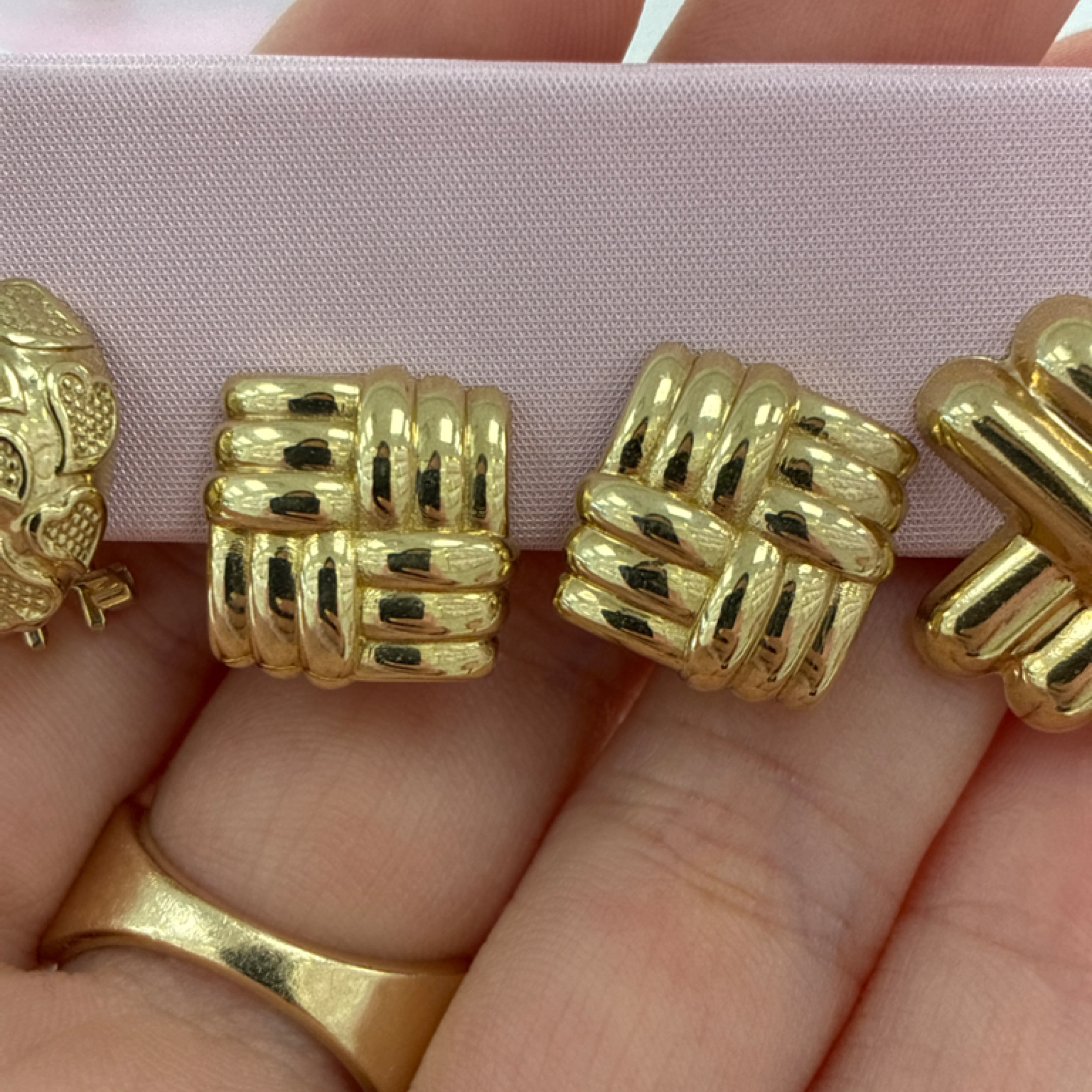 Square earrings with omega closure 10KT