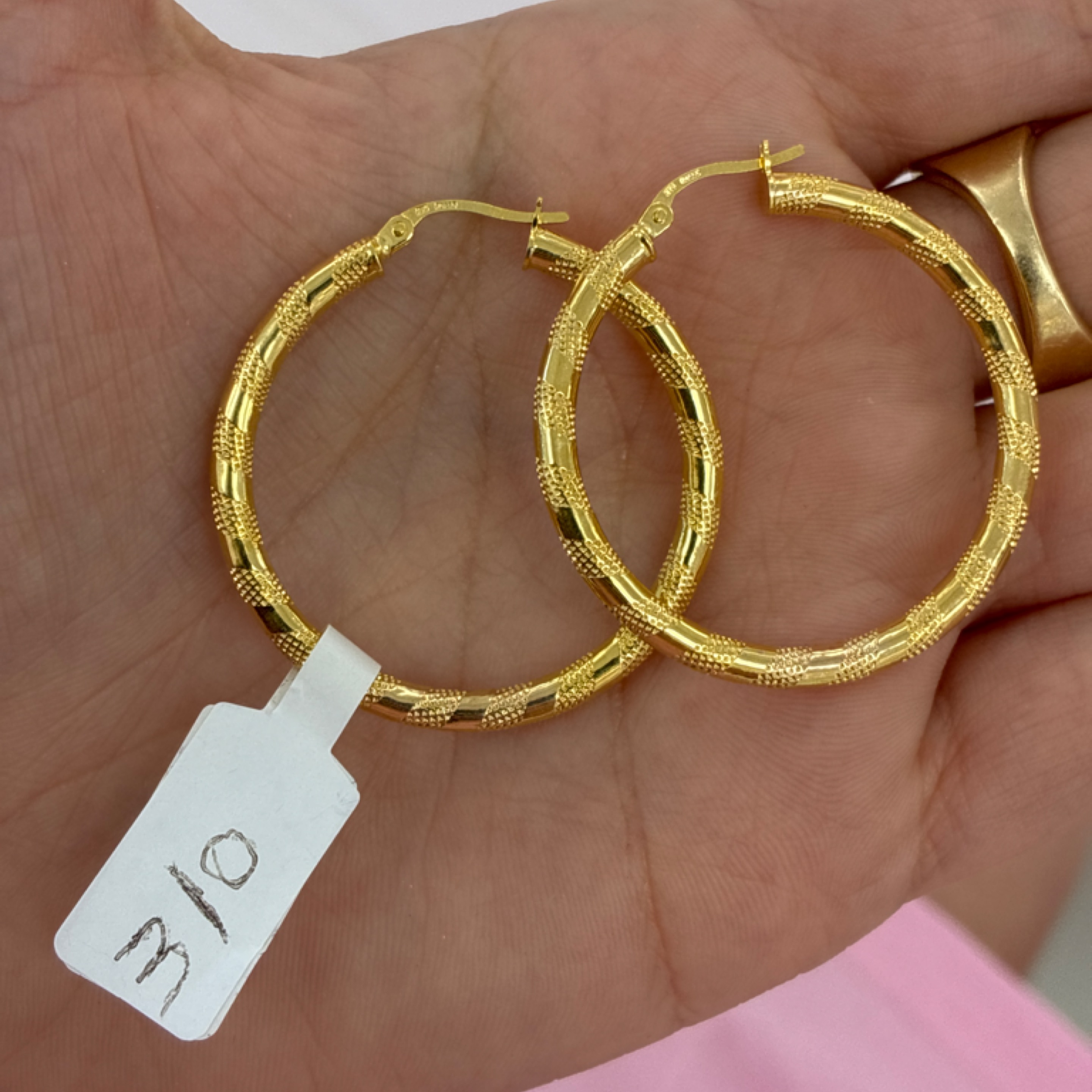 Large hoop with streaks 10KT