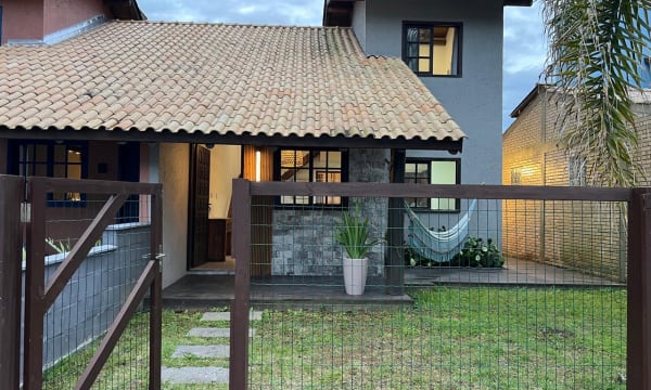 Residência com Suíte e Espaço Gourmet em Região Nobre de Garopaba