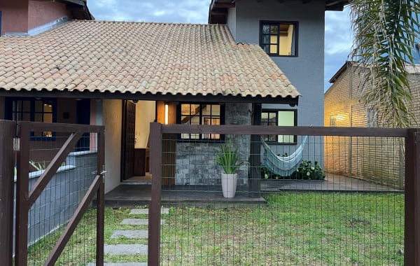 Residência com Suíte e Espaço Gourmet em Região Nobre de Garopaba — Garopaba