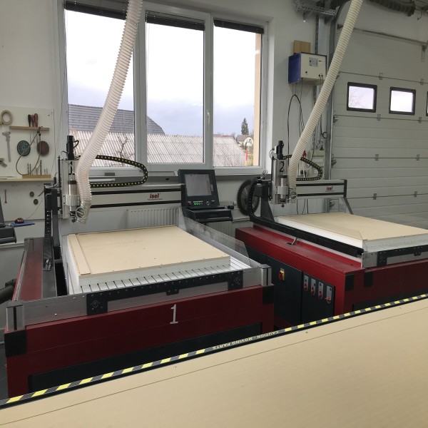 CNC rezkalni stroj