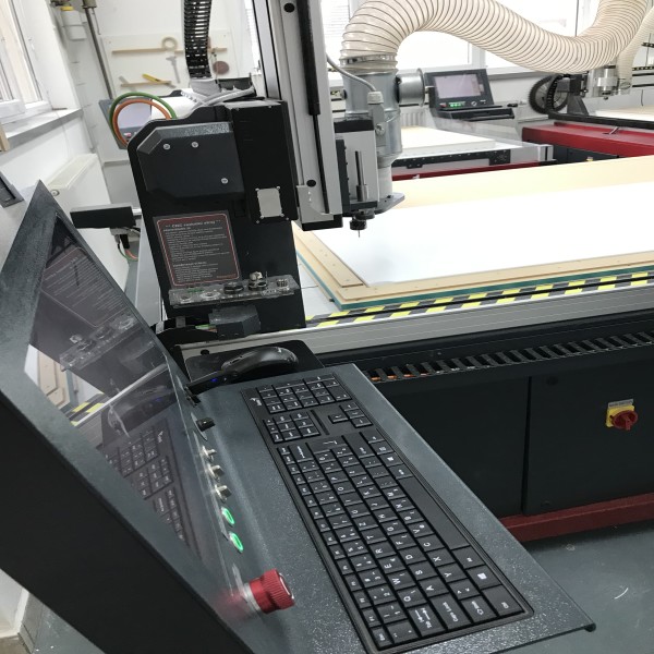 CNC rezkalni stroj
