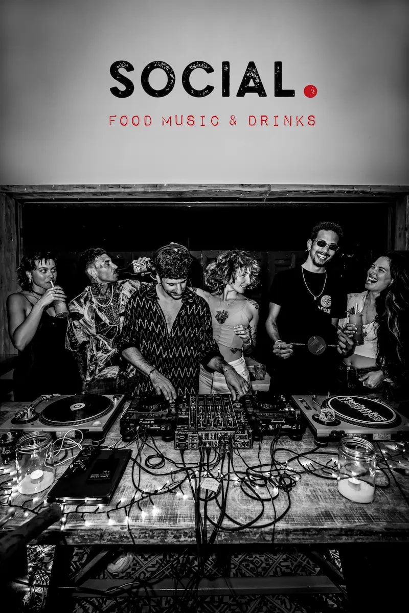 Live music and DJ