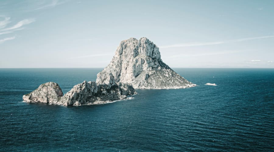 Vistas del mar desde la costa de ibiza