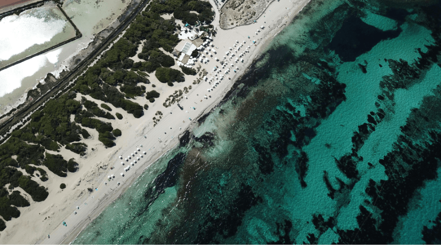 Playa a vista de dron