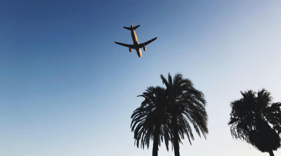 Vista de un avion desde el suelo