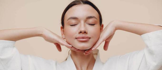 Ein 10-minütiges Abendritual mit Face Yoga für einen lockeren Kiefer und einen weicheren Ausdruck