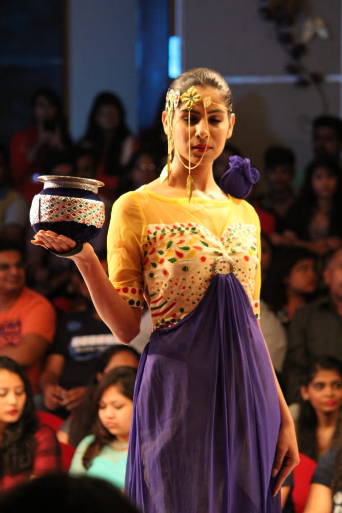 Pot-Carrying Traditional Look