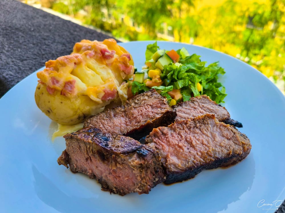 Papas al horno con tocineta y queso