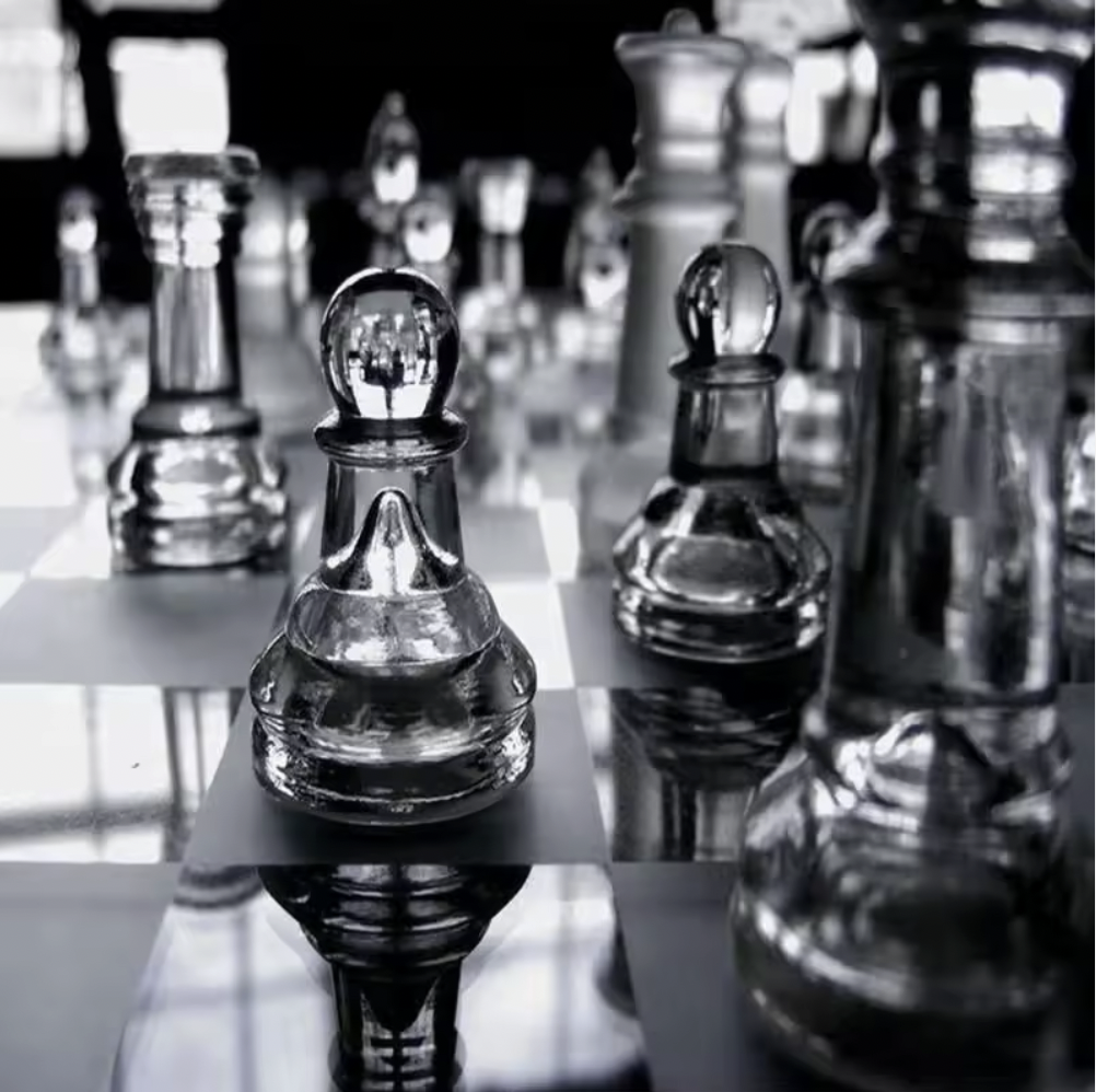 Elegant Glass Chess Set - Modern Design & Luxurious Tactile Experience thumbnail 3