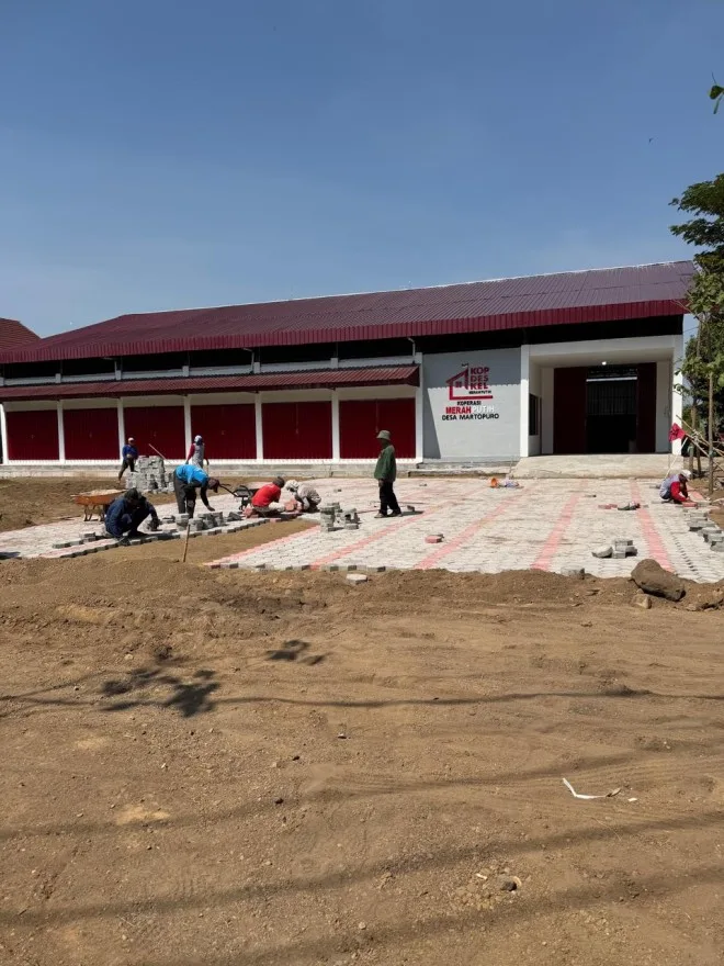 Pavingisasi Depan Gerai KDMP Desa Martopuro.