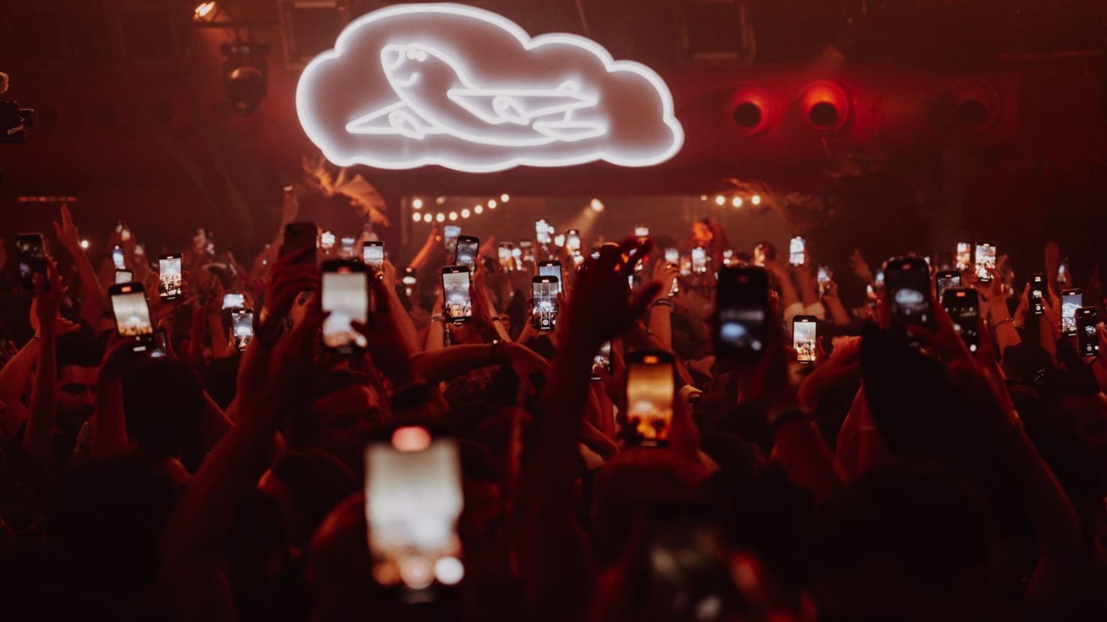 This Is Why No-Phone Policy Is Saving the Dancefloor