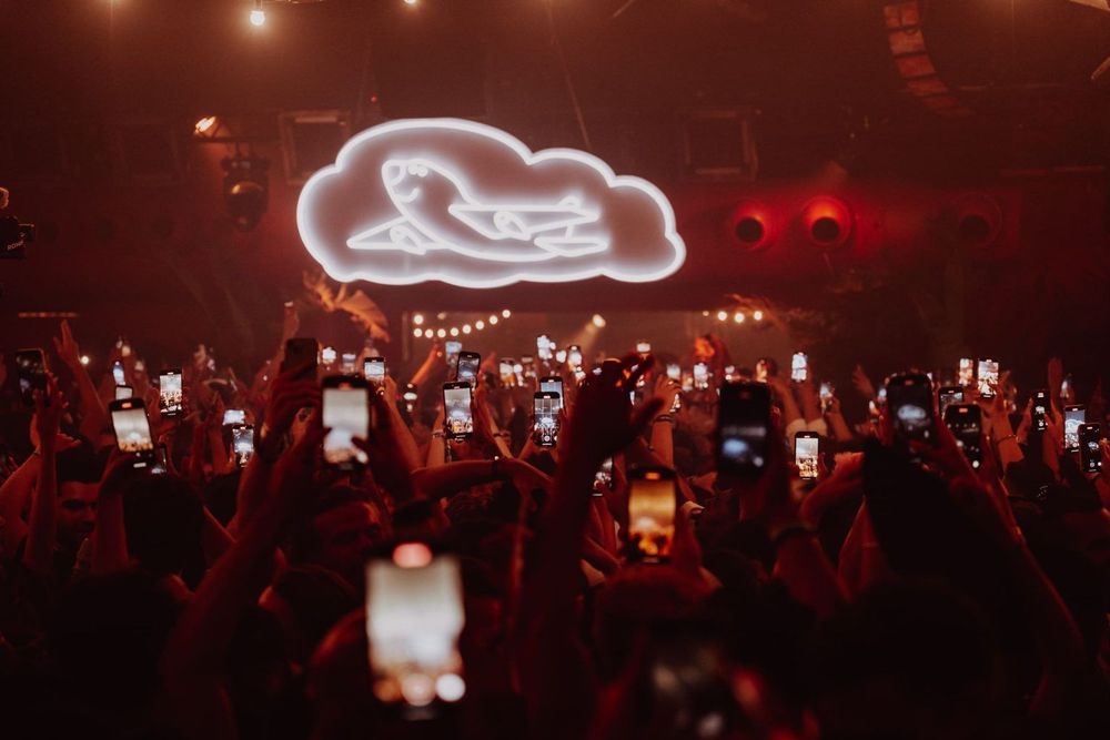 This Is Why No-Phone Policy Is Saving the Dancefloor