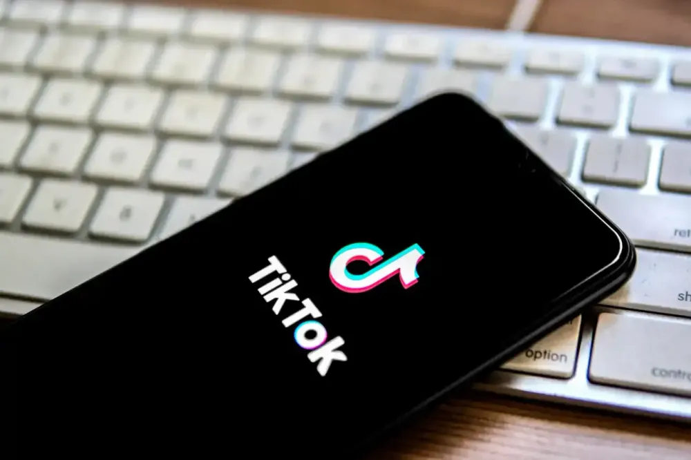 Η «TikTokοποίηση» της μουσικής: Πώς το feed κατάπιε τo Dancefloor