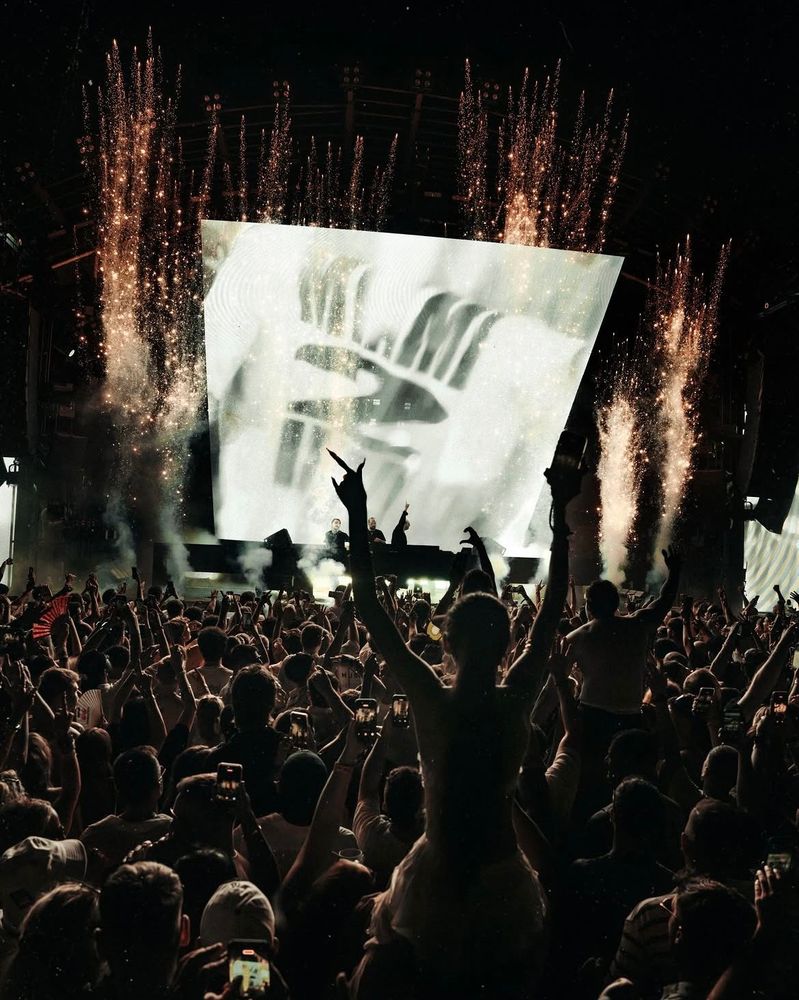 Δεν είναι μόνο η μουσική: Γιατί οι φιλίες στο dancefloor μπορούν να κρατήσουν μια ζωή