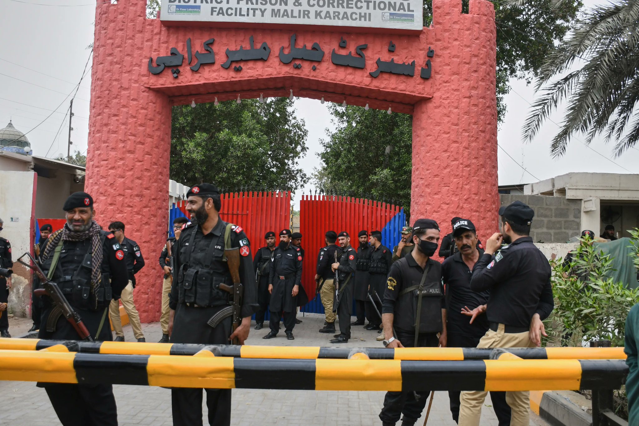 Over 200 Inmates Escape Karachi Prison Amid Earthquake Evacuation Chaos