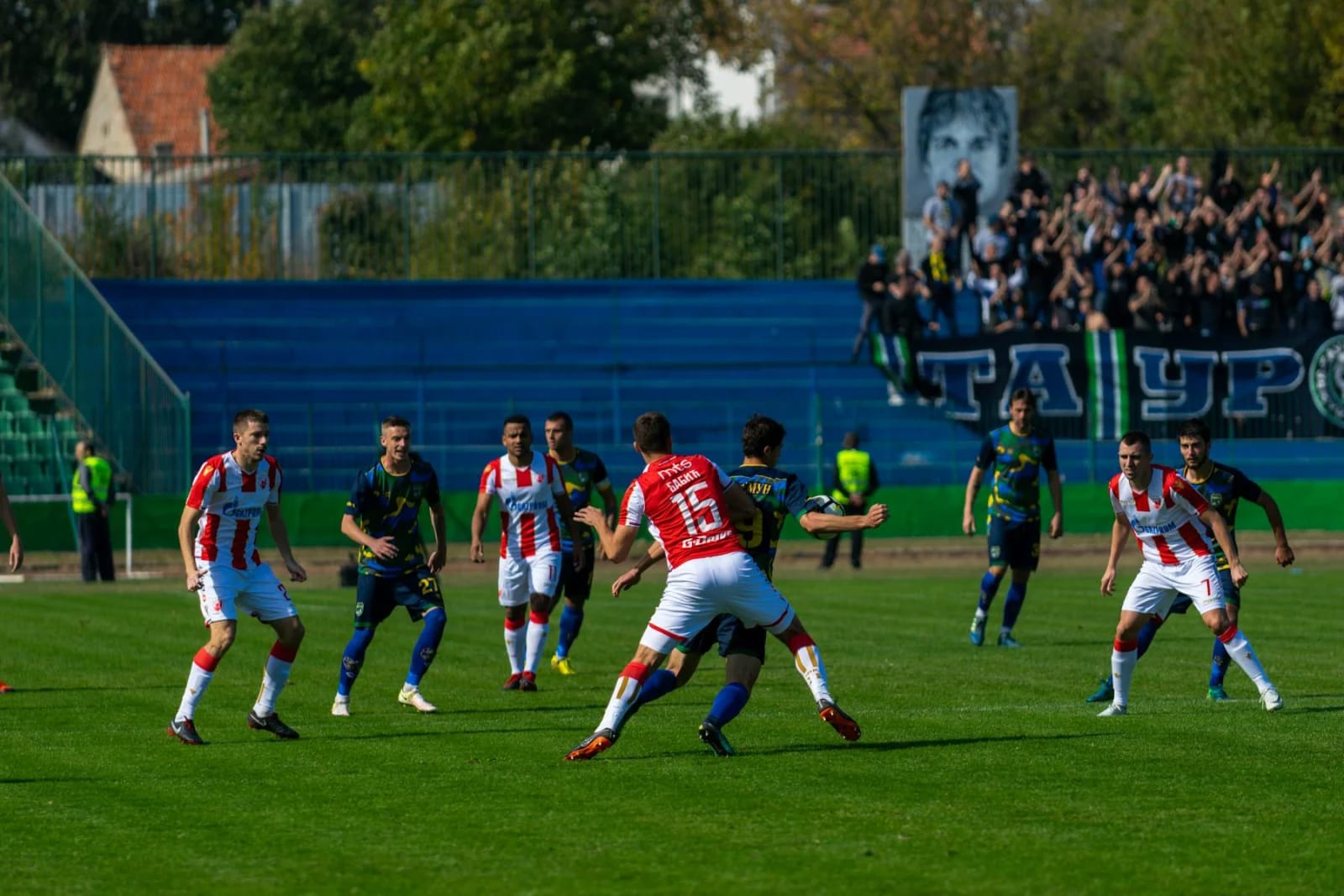 Varios jugadores disputan un balón durante un partido de fútbol