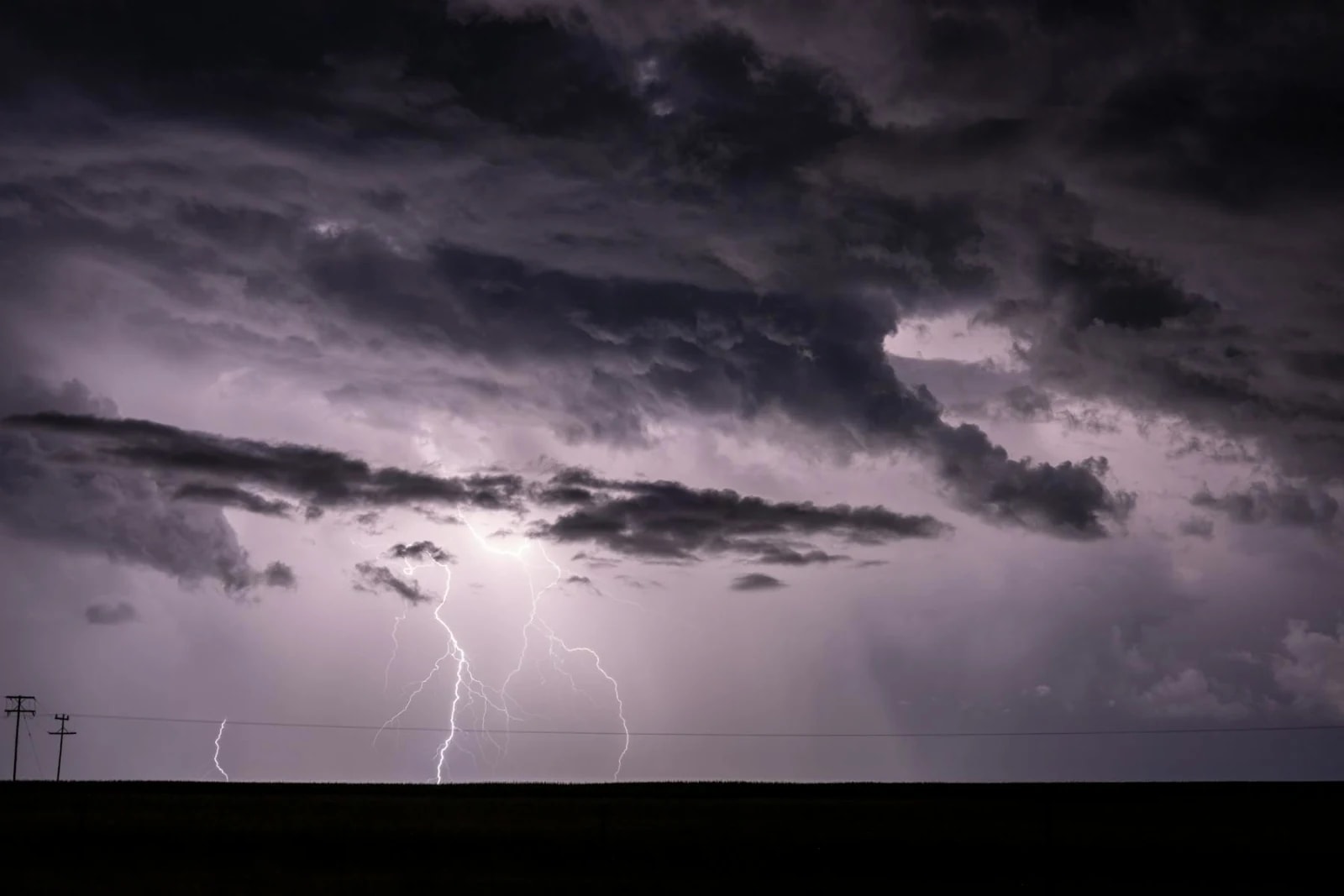 Tormenta eléctrica con relámpagos en un cielo oscuro
