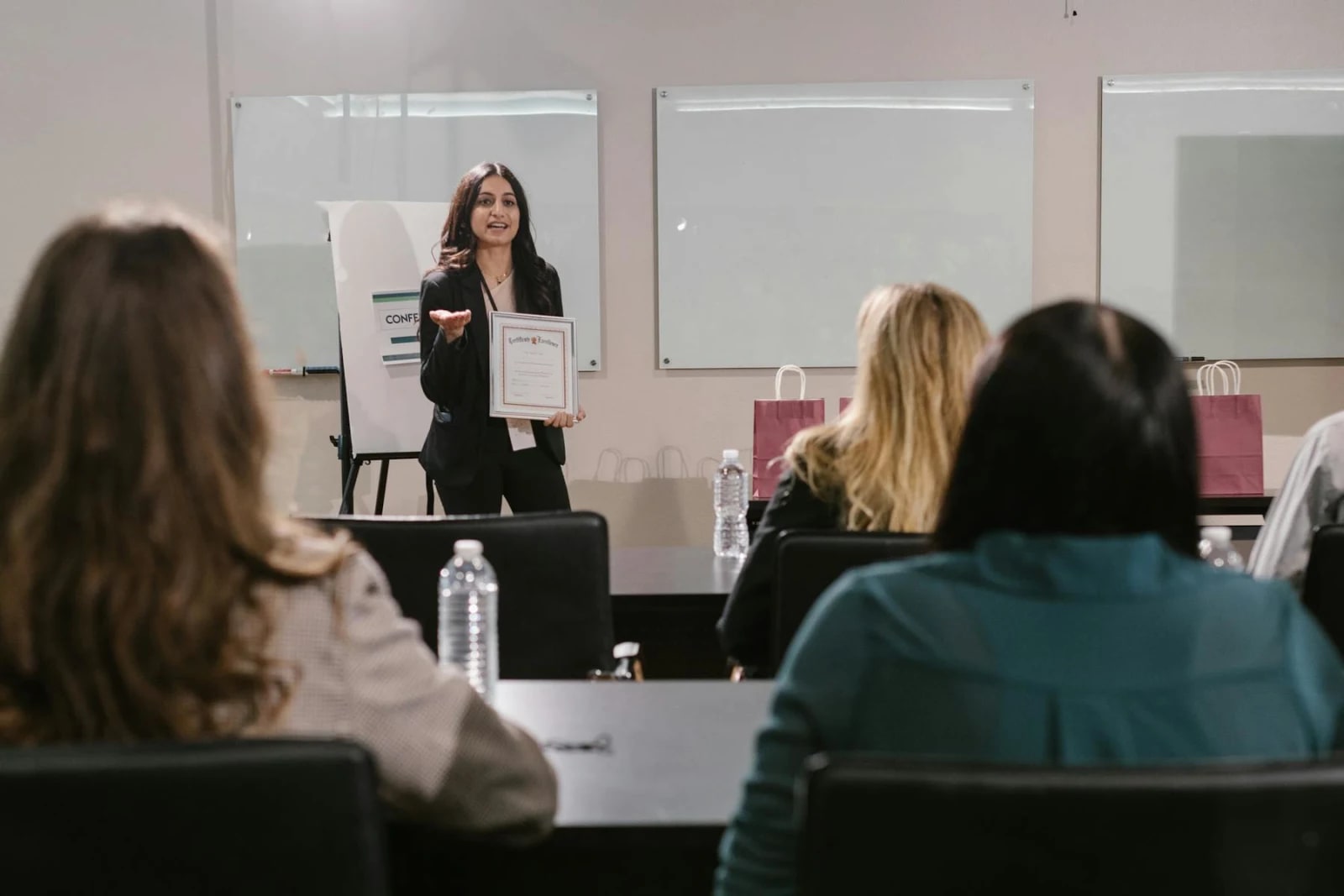Entrega de certificados en un acto profesional