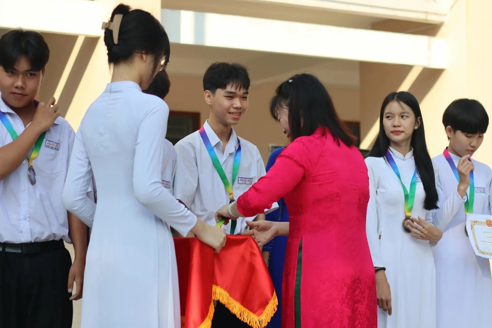Alumnos recibiendo premios en una ceremonia escolar