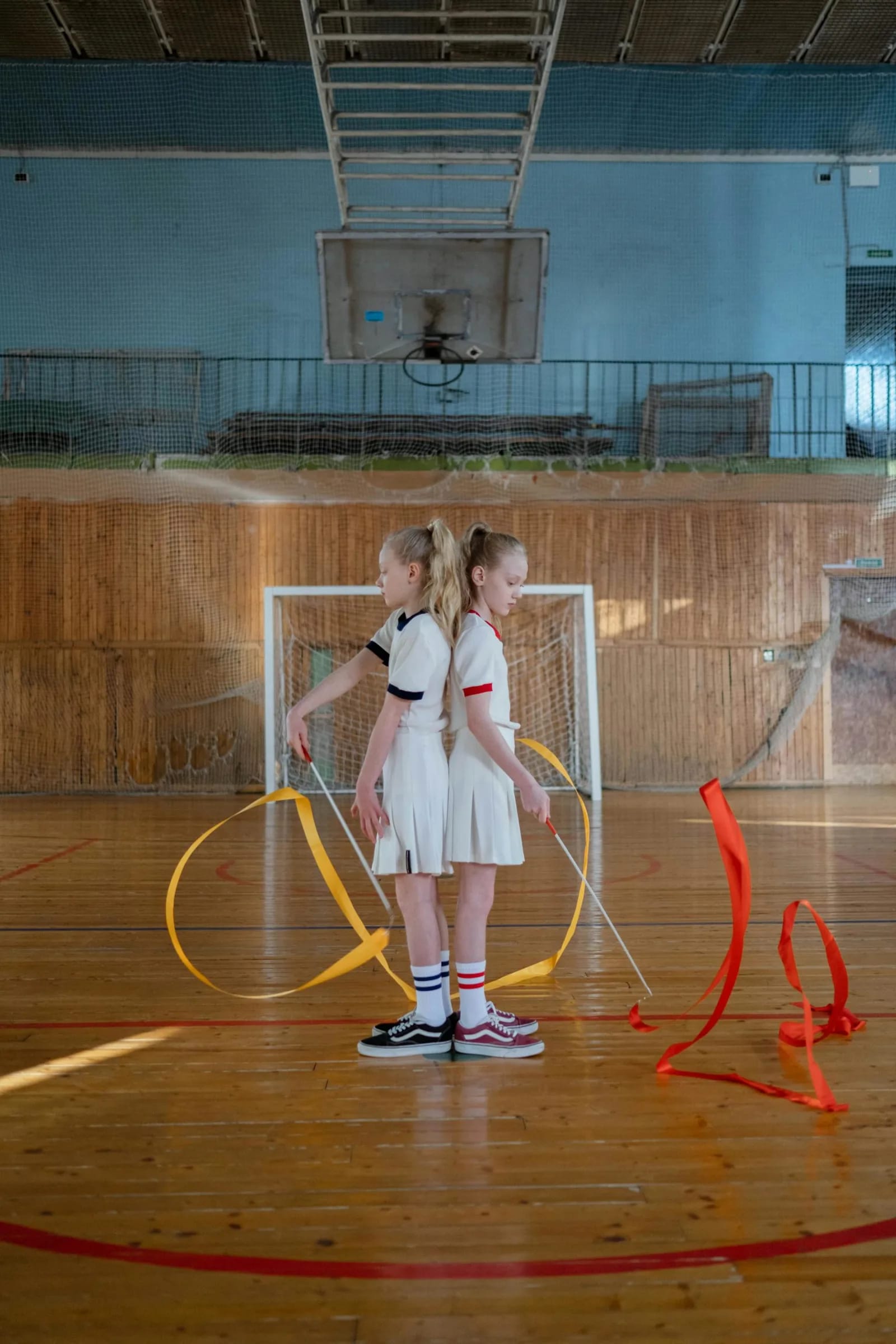 Gimnastas realizando un ejercicio de rítmica con cinta
