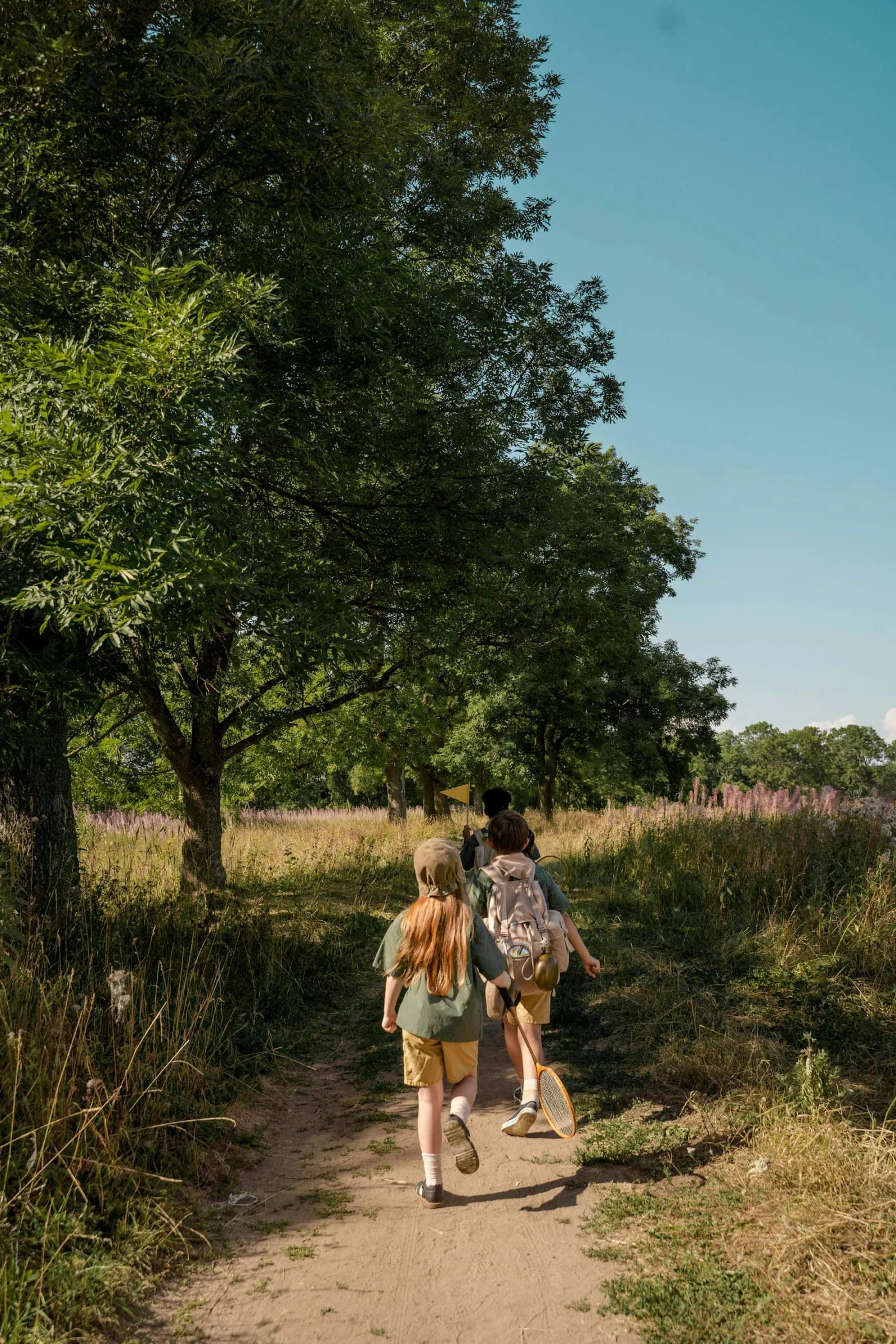 Grupo de niños caminando por un sendero en una ruta de montaña