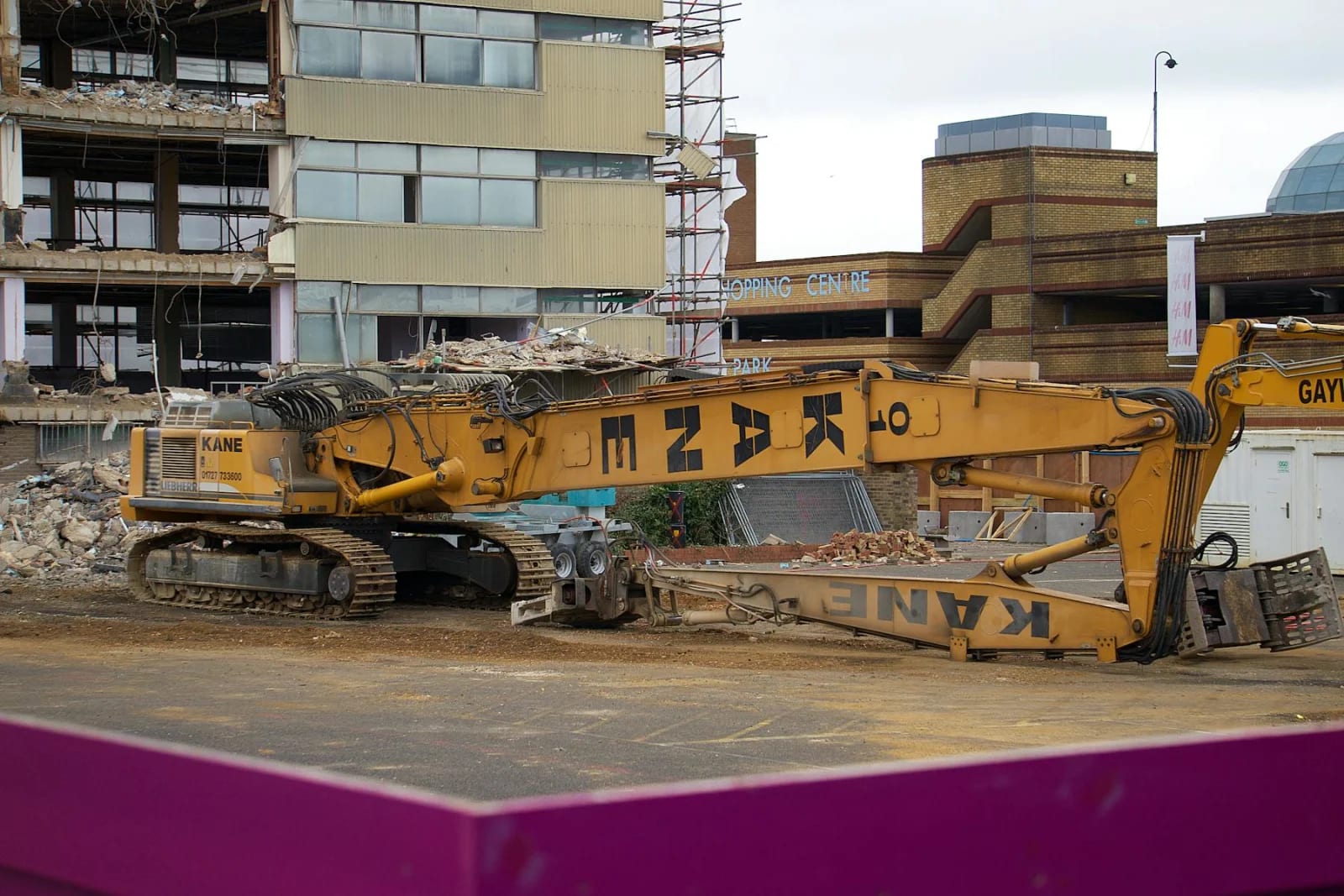 Excavadora junto a un edificio abandonado durante trabajos de demolición
