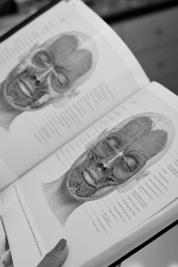 El talento del artista Jairo Jiménez viaja a Extremadura con la exposición 'Viñetas Médicas'