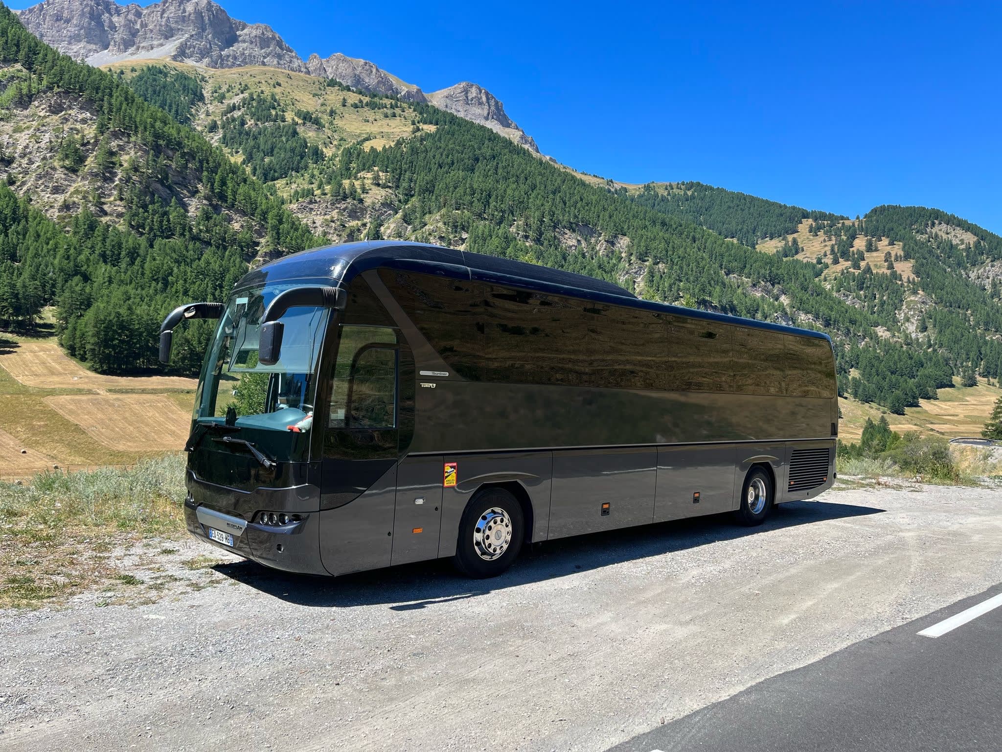 Groupe de voyageurs souriants