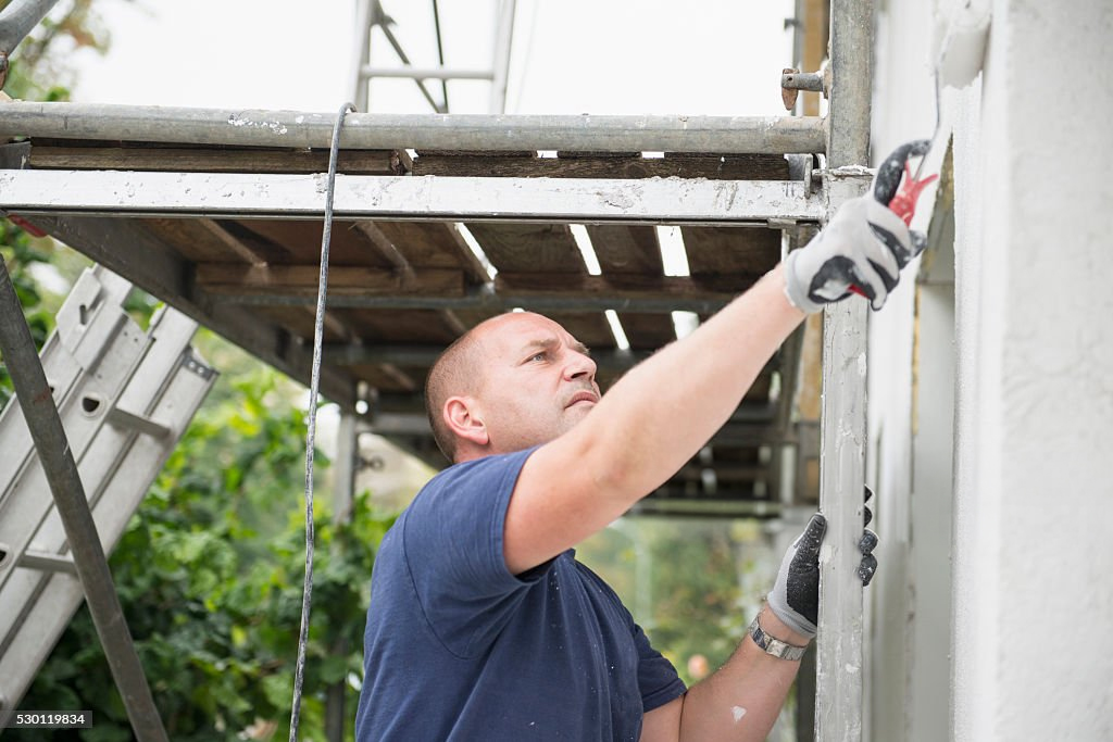 Ravalement de façade à Royan, préparation et traitement du support avant mise en peinture