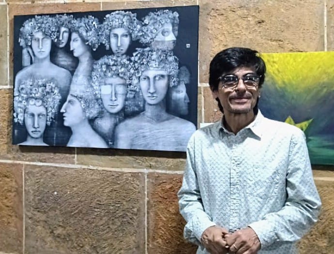 Carlos Santamaría con una de sus pinturas