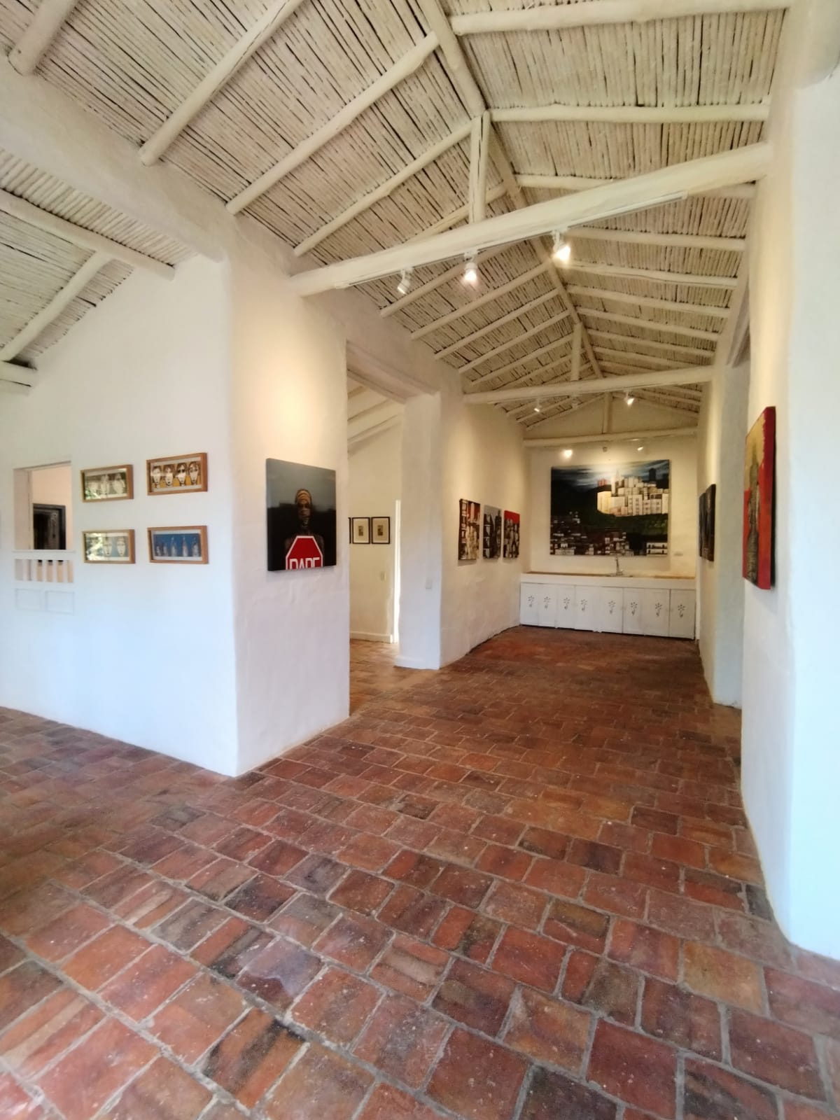 Galería con cuadros expuestos en Añil