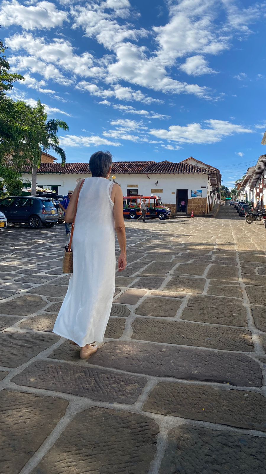 Isabel Cristina caminando por la Calle Real de Barichara