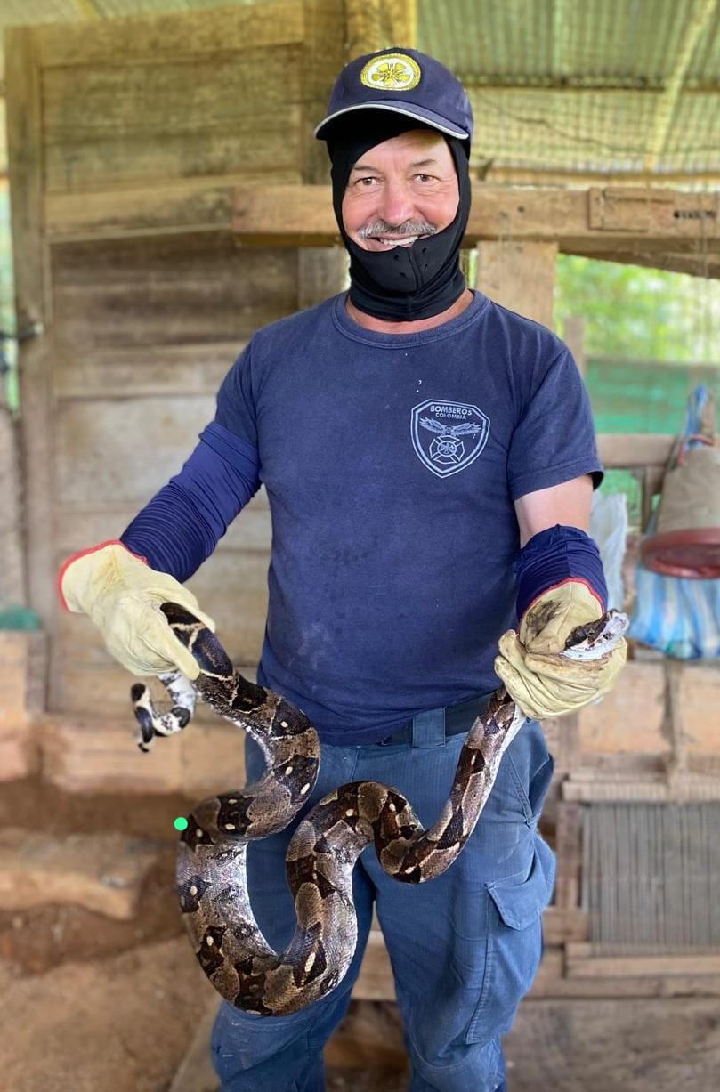Comandante Marcos rescatando una serpiente