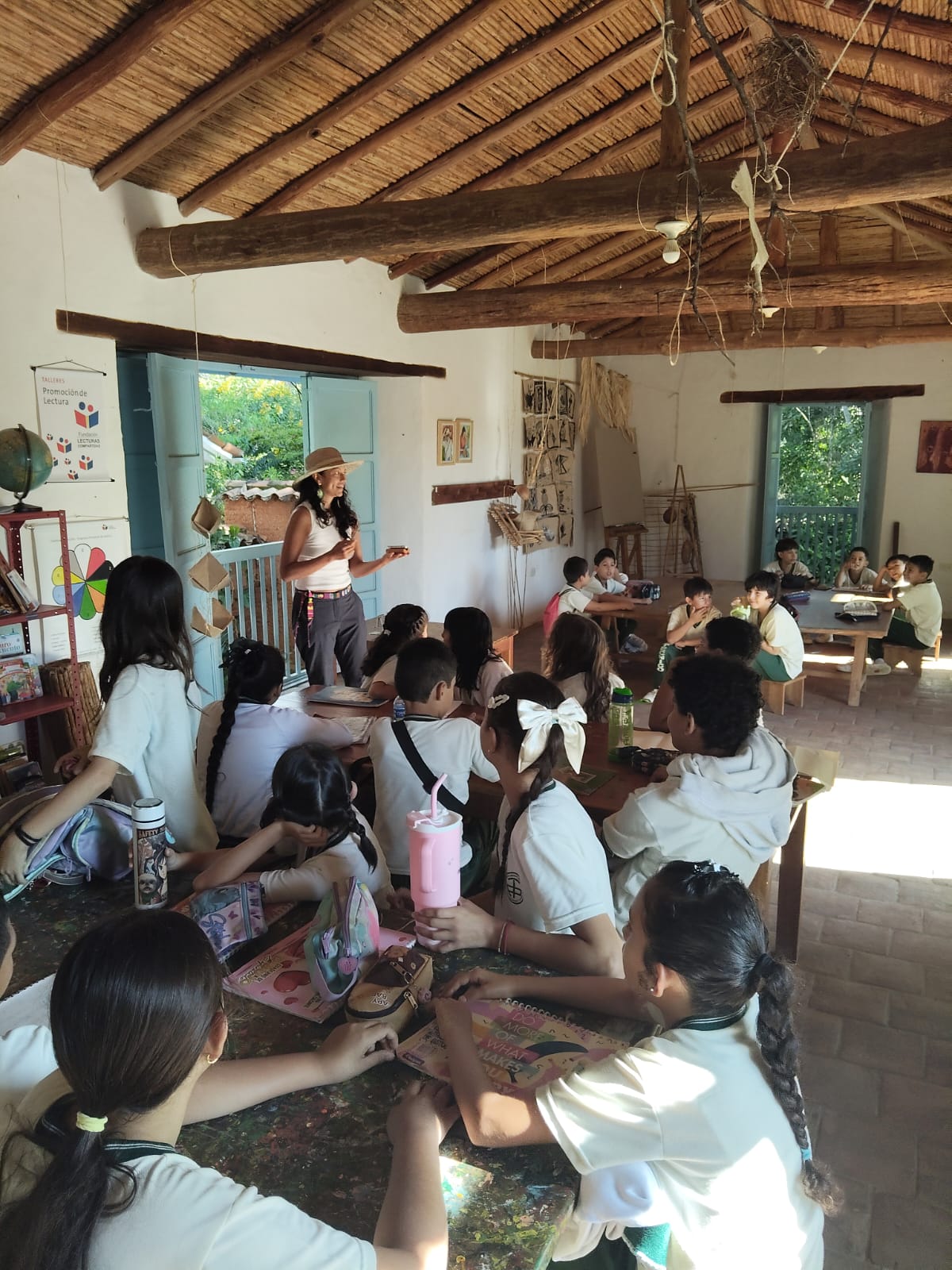 Johanna Vesga dictando talleres a niños