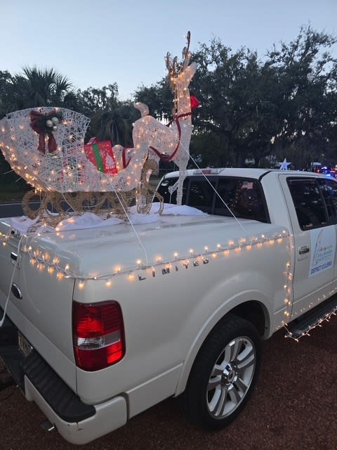 Christmas_Parade_Deer_sdu1oi