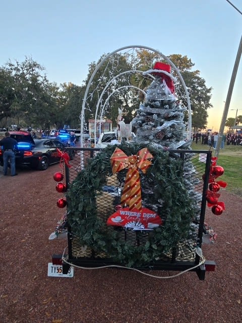 Christmas_Parade_Float_4_fgjtyr