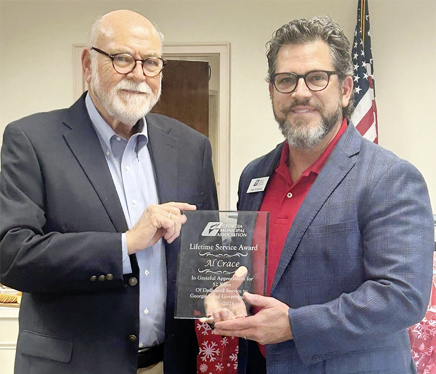 Al Crace, left, receives GMA's Lifetime Service Award from Pete Pyrzenski, GMA Member Service Consultant.