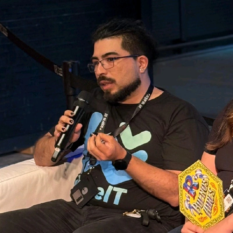 Elias hablando en un evento tech