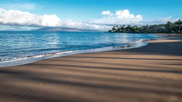 Wailea Beach on Maui at sunrise, the starting point of any Hawaii luxury travel guide