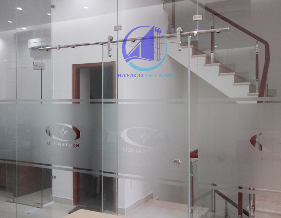 Cách hóa giải cầu thang đối diện cửa nhà - Những tối kỵ phong thủy cầu thang hướng ra cửa chính