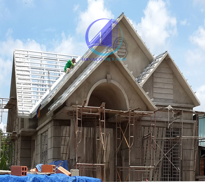 Mẫu nhà cấp 4 mái thái kết hợp kính cường lực đẹp, an toàn và tiết kiệm - [Hỏi] Giải đáp thắc mắc nhà kính cường lực là gì? Nhà mái thái là gì?