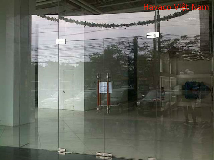 Mẫu cửa kính phòng khách