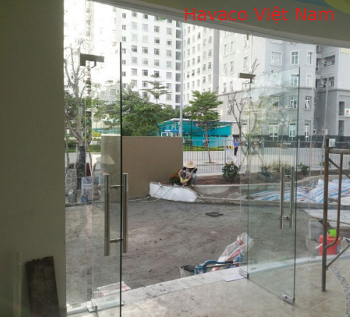 Cửa kính cường lực kết hợp vách kính nghệ thuật