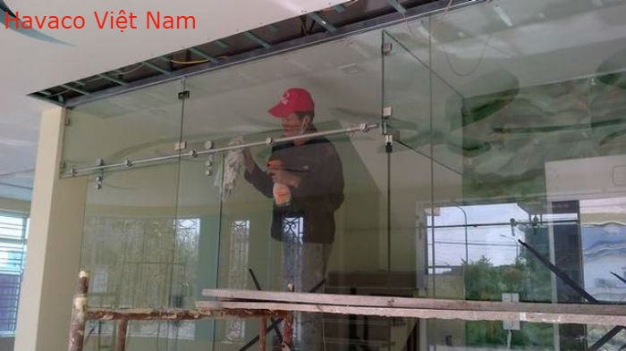 Thi công cửa kính lùa treo sử dụng bánh xe D25