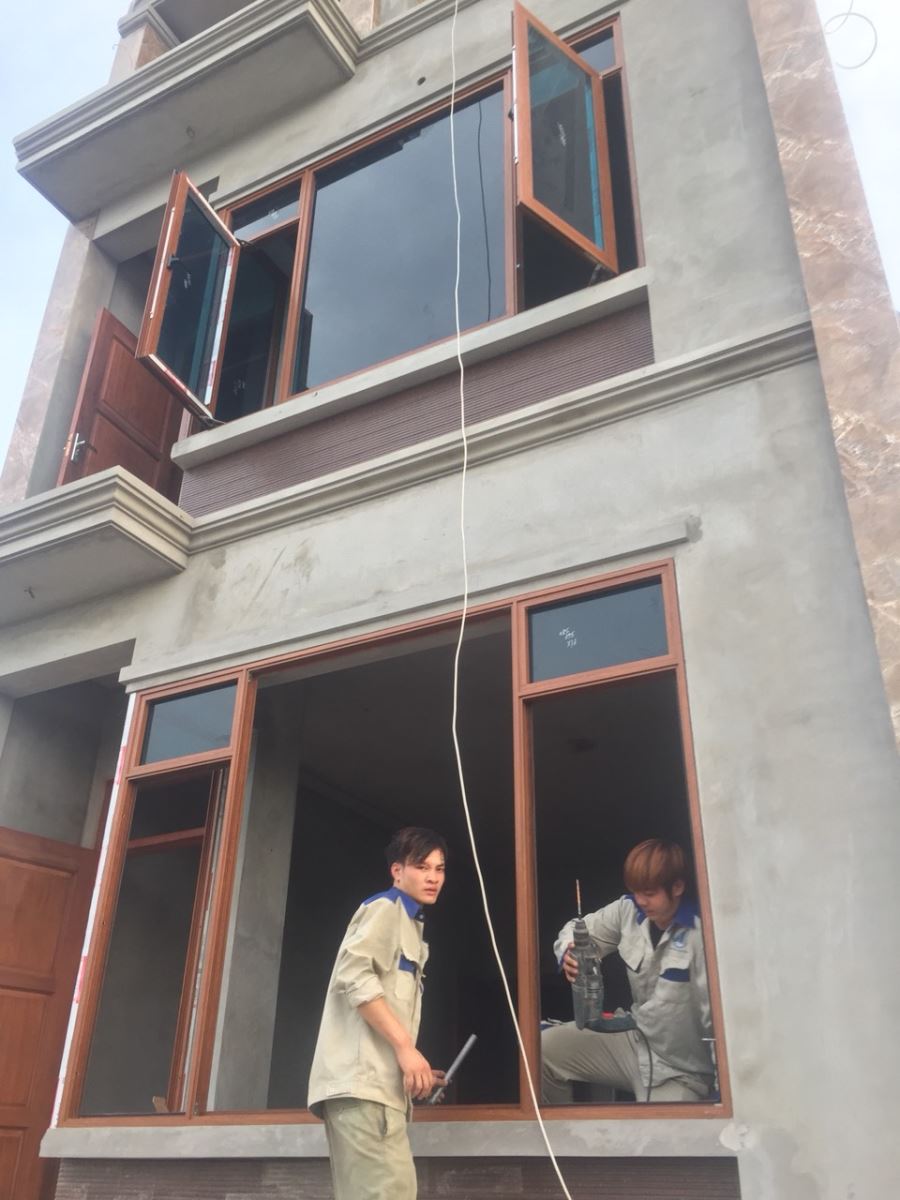 Báo giá cửa nhôm xingfa vân gỗ đang được ưa chuộng hiện nay. - Cửa nhôm kính vân gỗ giá bao nhiêu